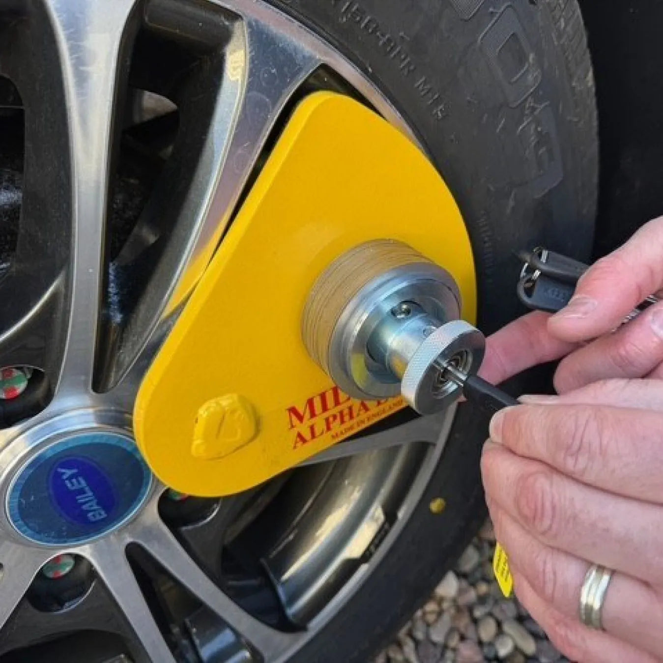 Milenco Alpha Gold Caravan Wheel Lock Wheelclamp